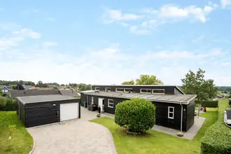 Villa på Syrenvej 4, Salten, 8653 Them