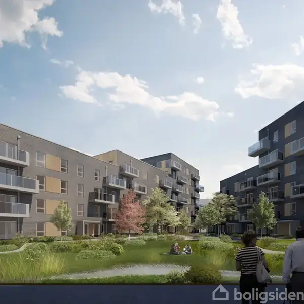 Flere moderne lejlighedsbygninger omkranser en grøn park med træer og buske. Mennesker går og sidder i parken. Blå himmel med spredte skyer.