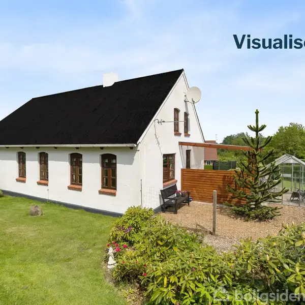 Et hvidt hus med sort tag står i en velplejet have med græsplæne og buske. Ved siden af huset er der et drivhus. Teksten "Visualisering" ses øverst.