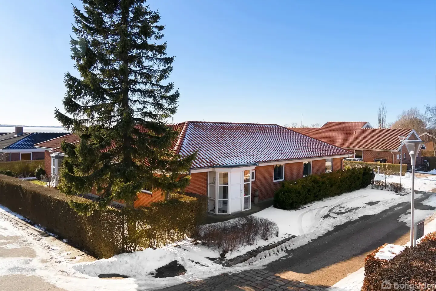 Villa med 229 m² bolig, sydvendt terrasse og flot udsigt over Limfjorden