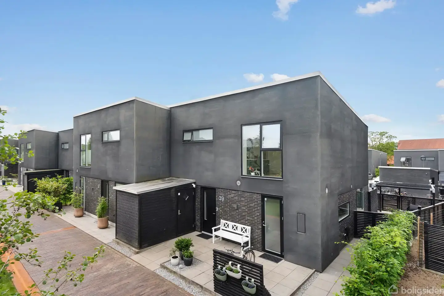 Moderne villa fra 2019 med arkitektonisk udtryk og skøn beliggenhed i Viby