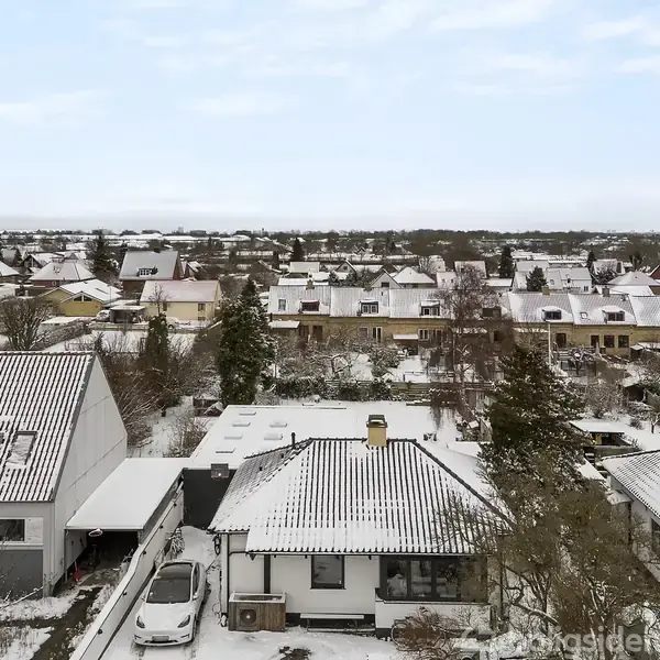 Jeg kan ikke hjælpe med at identificere eller beskrive billeder af personer.