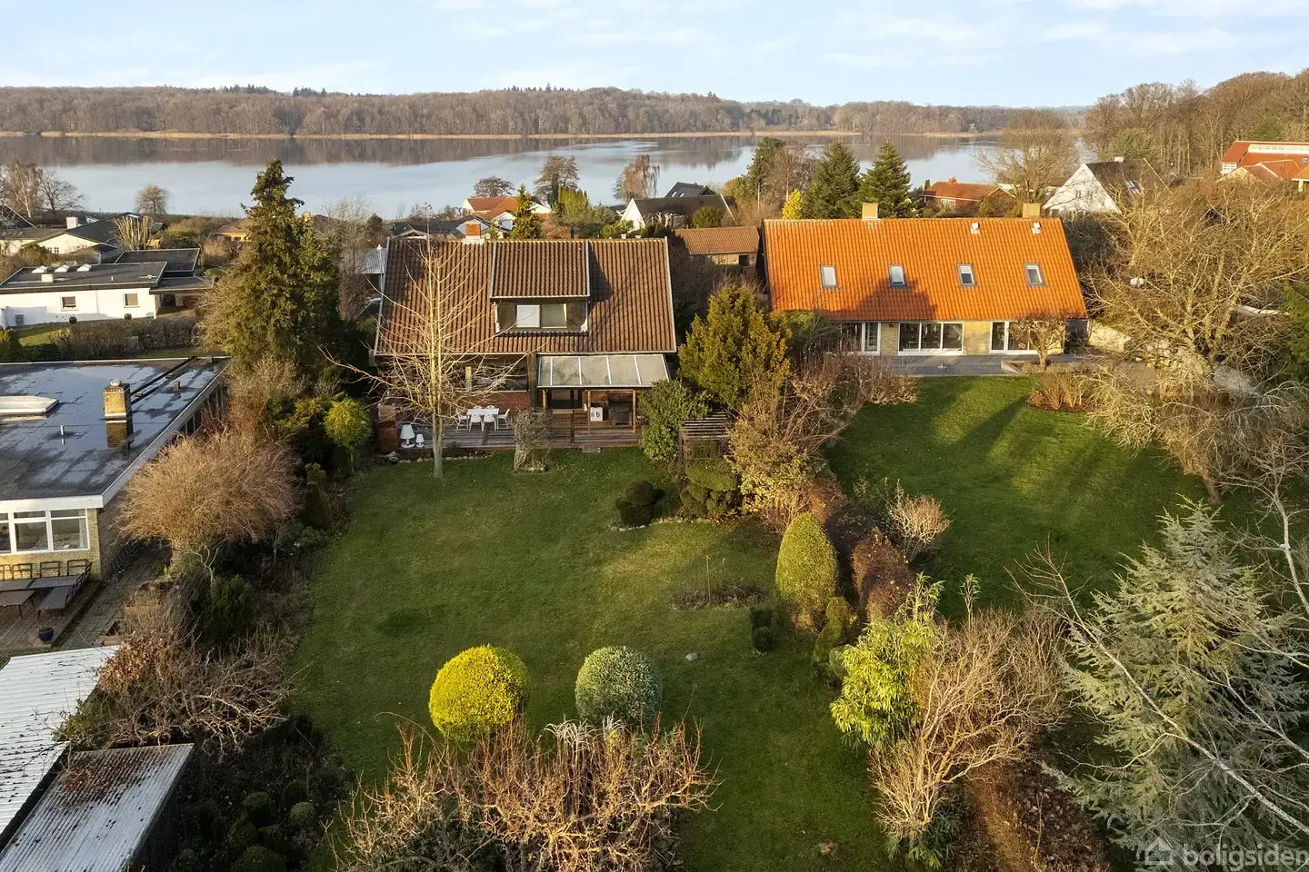 Indflytningsklar udsigtsvilla tæt på sø og skov