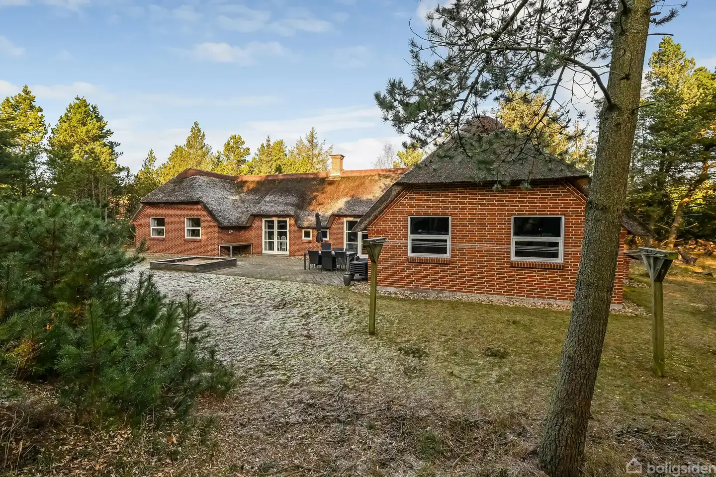 Stort og velholdt poolsommerhus beliggende i rolige omgivelser med kort afstand til vand