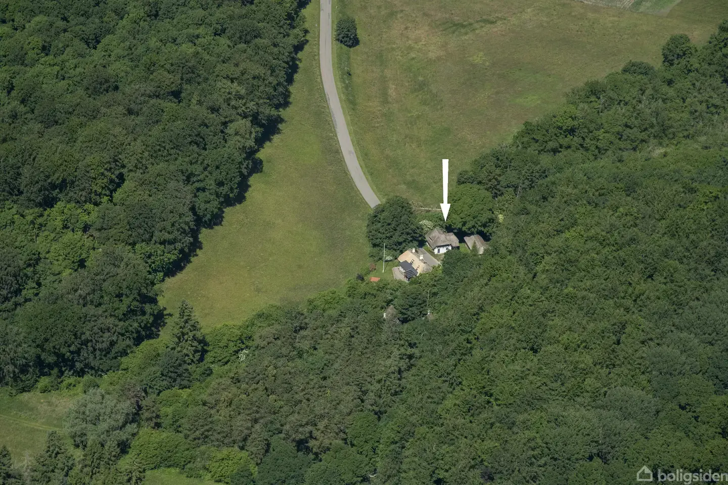Historisk bindingsværksejendom på Midtlangeland med panorama over fredede hatbakker