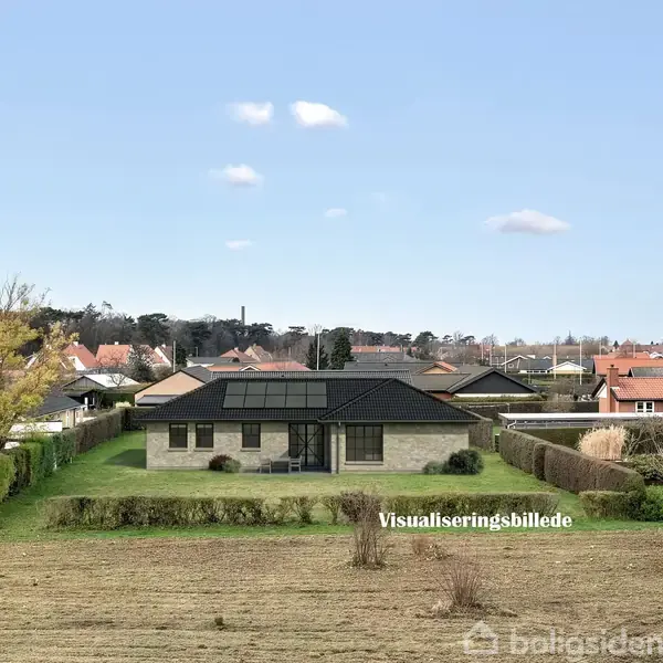 En enkelt-etagers moderne hus med solpaneler på taget står i en velplejet have omgivet af hække. I forgrunden er en åben græsmark. Tekst: "Visualiseringsbillede".