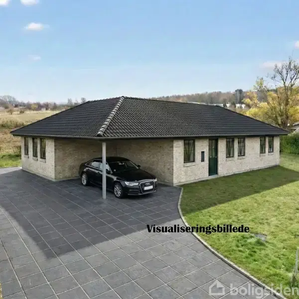 En bil holder parkeret under et fladt tag ved siden af et murstenshus. Omkring er der en flisebelagt indkørsel og en græsplæne. Tekst: "Visualiseringsbillede".