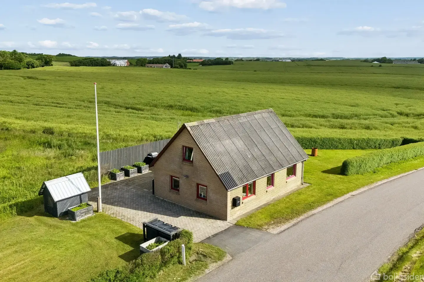 - Beliggende på landet - med udsigt over det åbne landskab - ingen bopælspligt