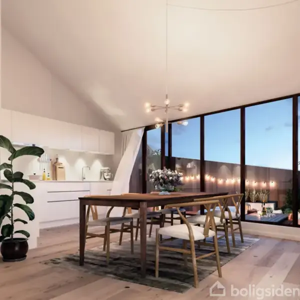 Et stilfuldt spisebord med stole står i et moderne køkken-alrum, hvor en stor glasvæg viser en terrasse om aftenen. Loftlampen hænger over bordet, og kunst pryder væggene.