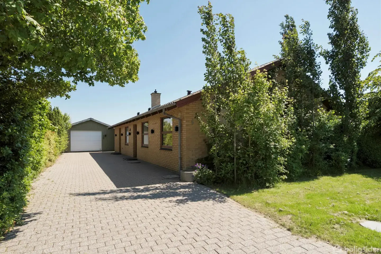 Velholdt villa op til åbne marker og skov