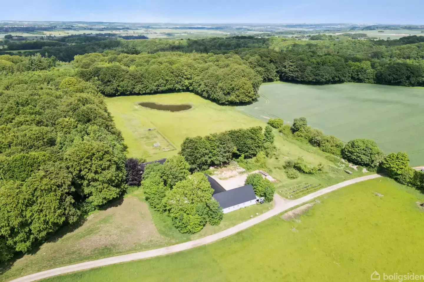 Landejendom på Adslev Skovvej 14, 8362 Hørning