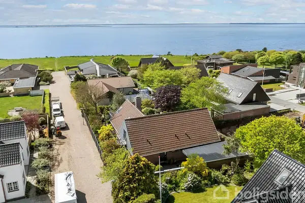 Rummelig villa tæt på vandet i Hjerting