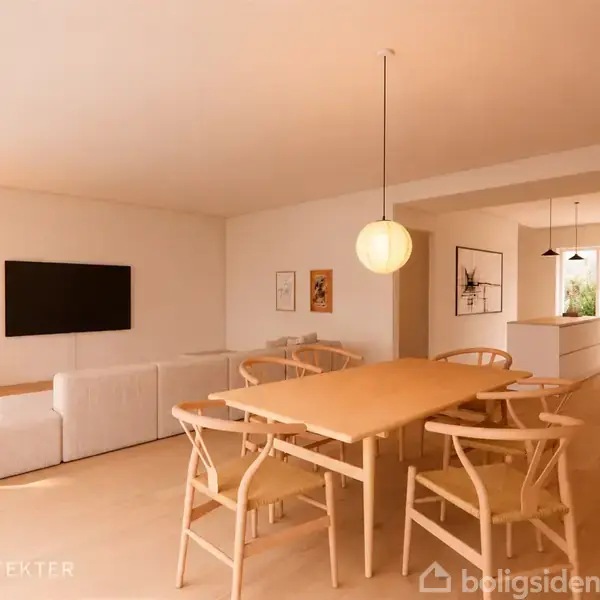 Et spisebord med seks træstole står i et lyst og moderne rum. Bagved er der en hvid sofa og en vægmonteret sort skærm. Rummet er åbent med adgang til køkkenet. Tekst: "Vang Arkitekter".