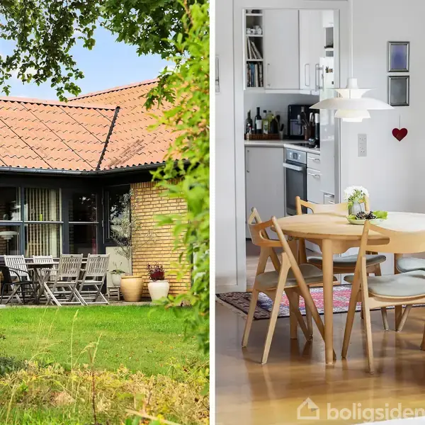 Et hus med rødt tegltag og terrasse med havemøbler ses udendørs omgivet af grønne træer. Indendørs er der en spisestue med træbord og stole tæt på et åbent køkken.