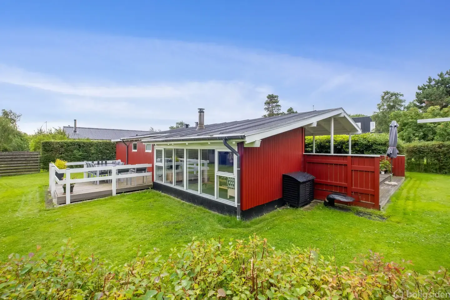 Charmerende sommerhus nær indkøb og strand
