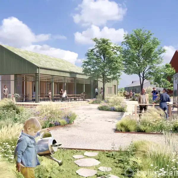 Et barn vander planter med en vandkande i en have foran et moderne bygning med store vinduer. Flere personer ses i baggrunden i et grønt, solrigt parkområde.