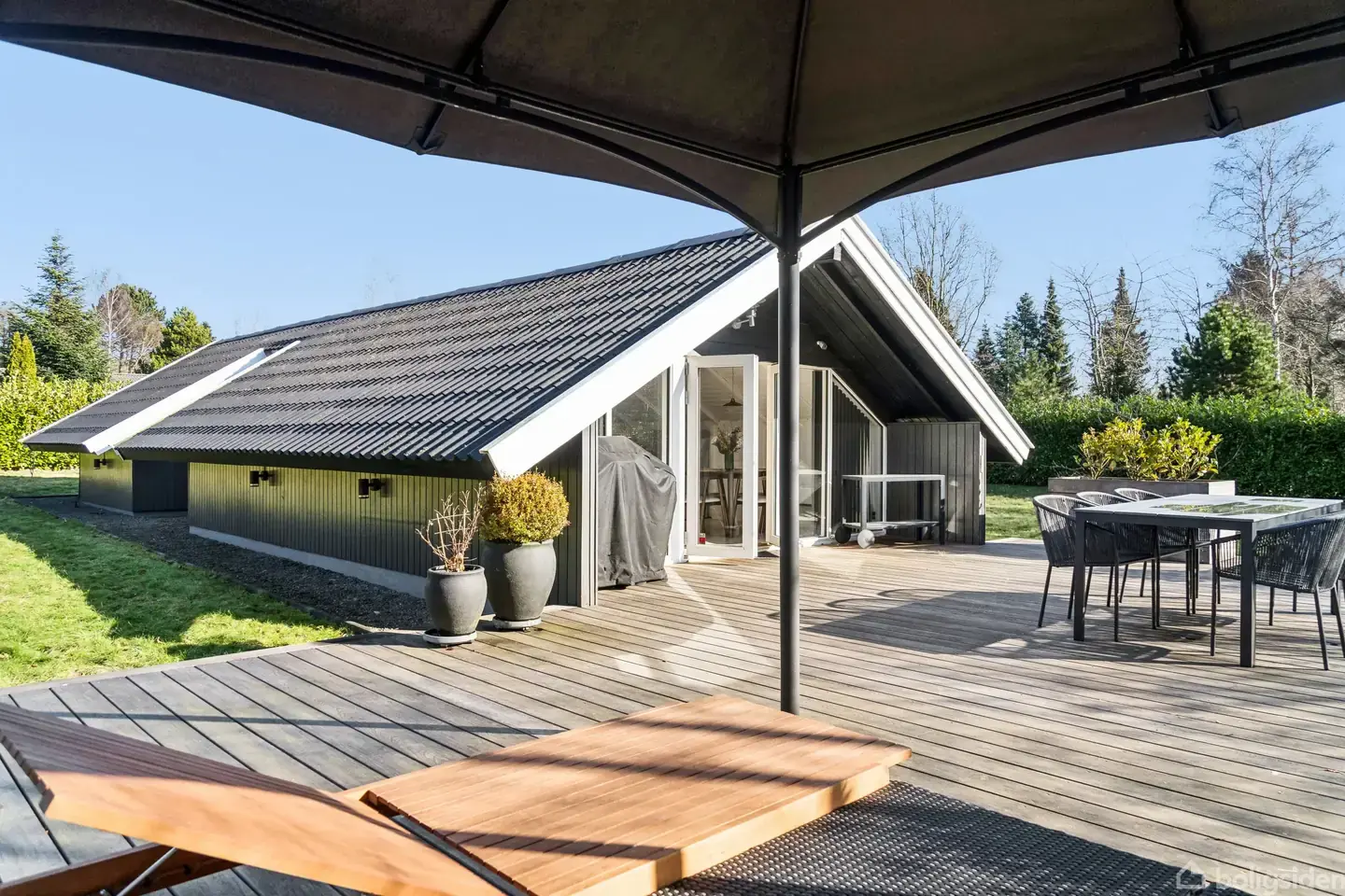 VELHOLDT SOMMERHUS MED LOFT TIL KIP OG SOLRIG TRÆTERRASSE
