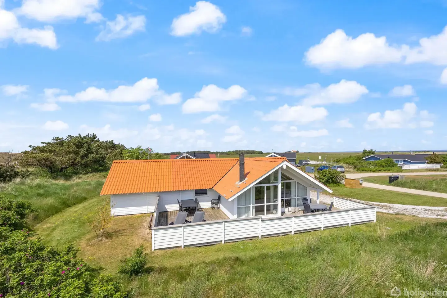 Pænt og velholdt moderniseret KALMAR-fritidshus m/ tilhørende carport og "fjordkik" fra terrassen.