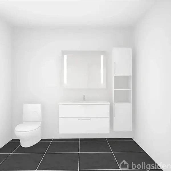 Toilet stående i et lyst badeværelse med sorte flisegulve, placeret ved siden af en hvid vask med opbevaringsskuffer, et spejl og en høj skabsenhed.