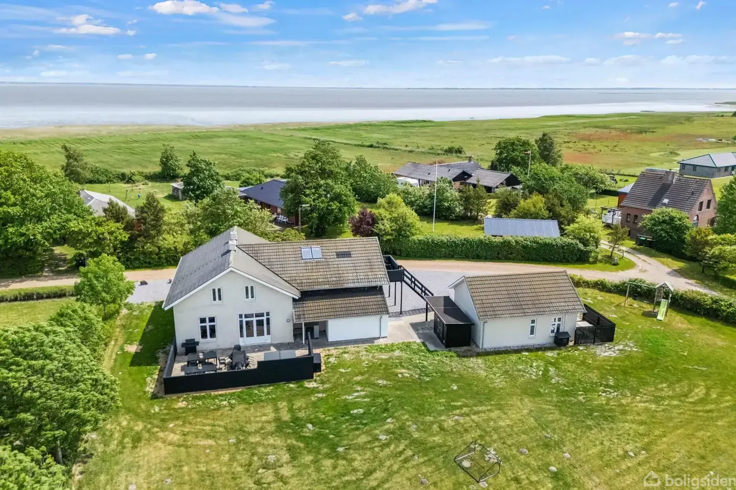 Pragtfuldt fritidshus - tæt ved Havet - udlejning til husejer forventet 345.000 kr. i 2026.