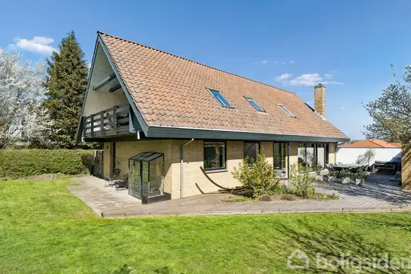 Indbydende villa med terrasse, altan og god plads til familien