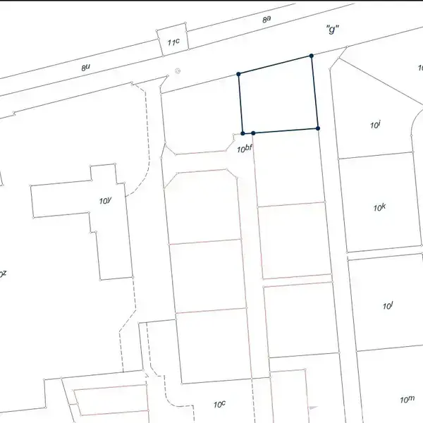 Grunden i midten er markeret med en mørk linje. Omkringliggende grunde er navngivet med tal som "10ø" og "10f". Veje er tydeligt afmærkede og angives med "8u".