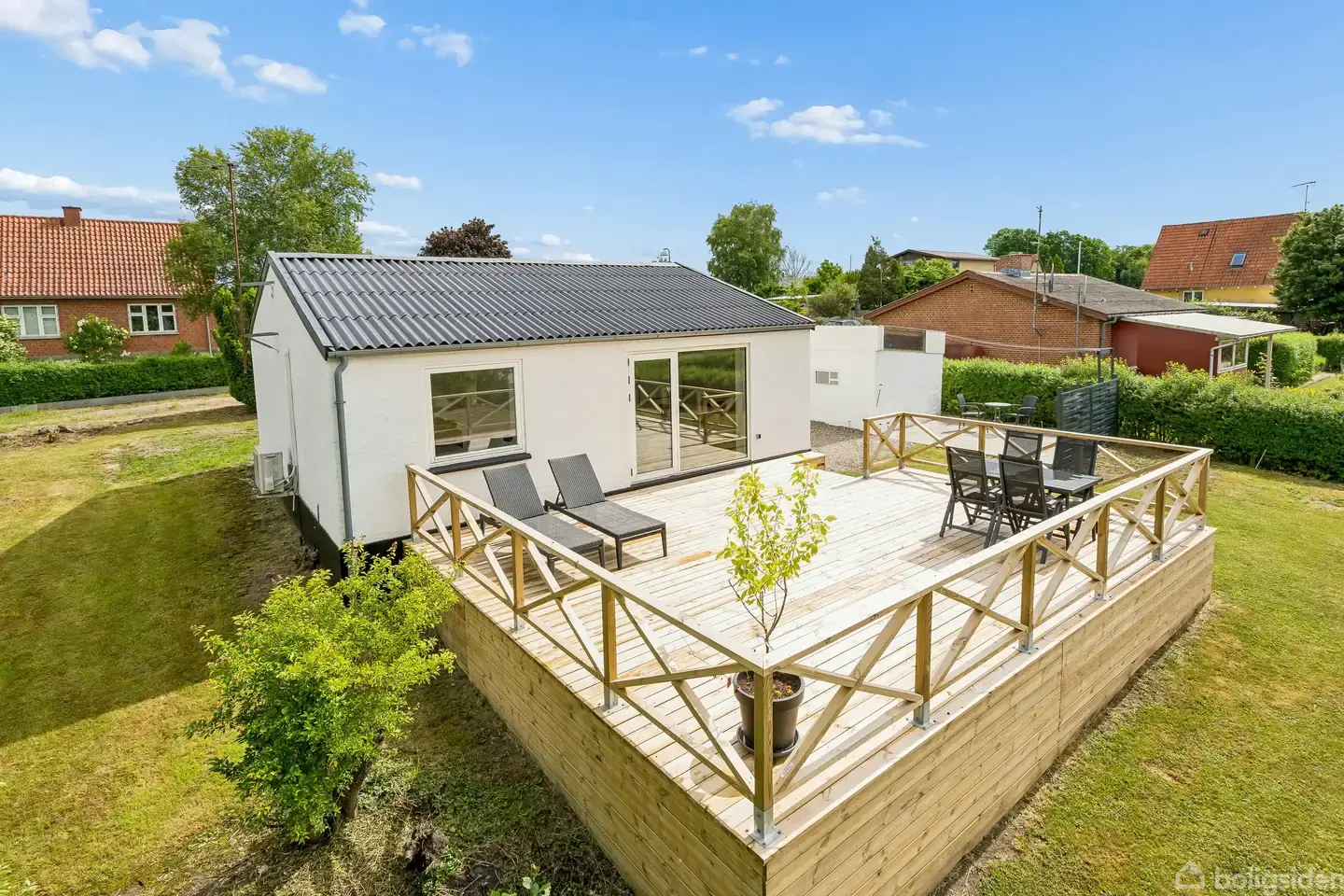 Villa i Kvanløse med vestvendt terrasse og stor, grøn grund