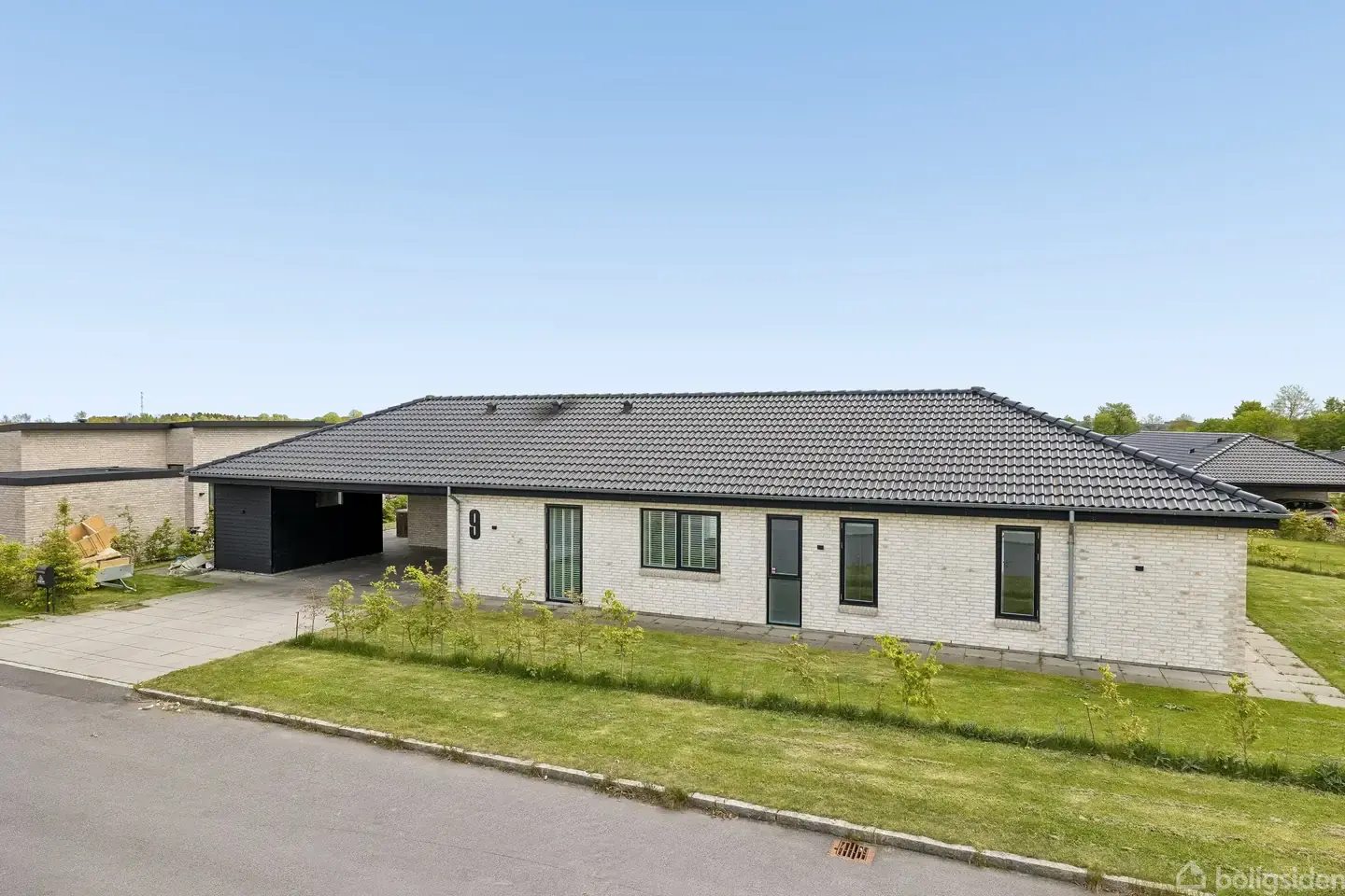 Moderne og indbydende villa fra 2021, på stor grund, og omgivet af skøn natur ved Lading