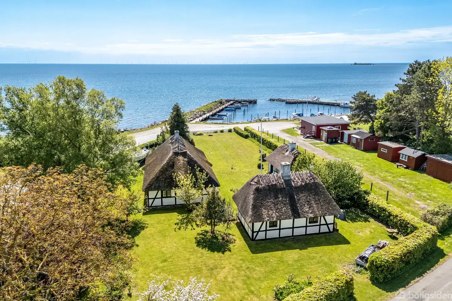 Liebhaveridyl stik syd i første række til vandet med panorama over Rødsand.