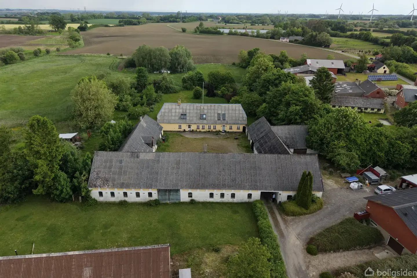 4 LÆNGET LANDEJENDOM I UDKANTEN AF BYEN - 1,1 HA. JORDTILLIGGENDE.