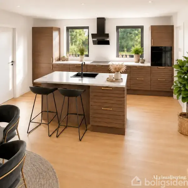 Køkken med ø, hvor to barstole står ved. Køkkenet har gråt træ og moderne apparater. I baggrunden ses spisestole, planter og udsigt gennem vinduerne.