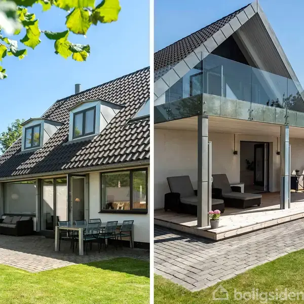 To-etagers hus med moderne design og store vinduer står i haven. Terrassen har komfortable siddemøbler under en gærdet balkon. Omkring er grønne græsplæner og blå himmel.