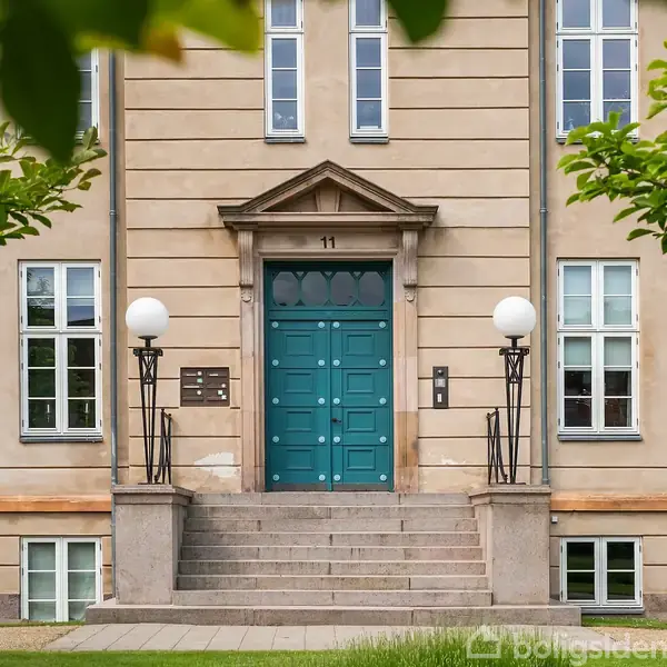 En grøn dør med nummeret "11" er centreret mellem vinduerne i en gul murstensbygning. Entréen har trin og sidestående lamper. Grønne blade omkranser udsigten.