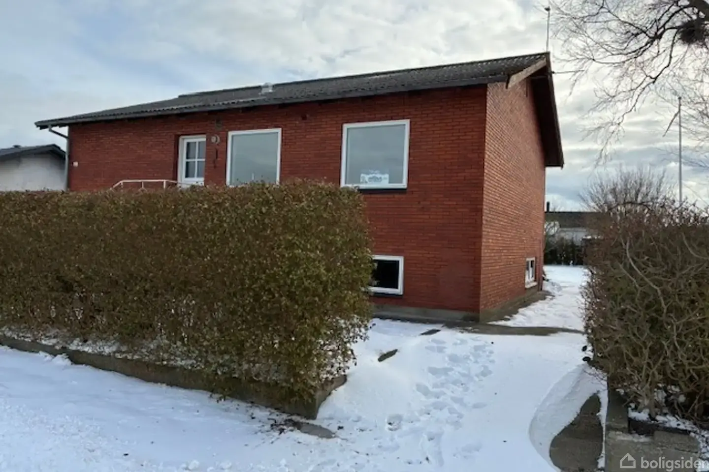 Centralt beliggende rødstenshus på 98 kvm. + 98 kvm. kælder...