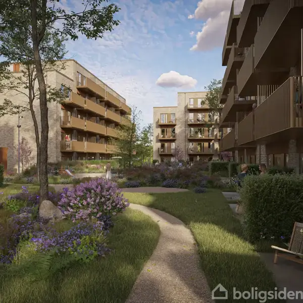 Et moderne boligkompleks med altaner omgiver en anlagt have med bænke, stier og lavendelbuske. Skylinen er blå med enkelte skyer, hvilket skaber en fredfyldt atmosfære.