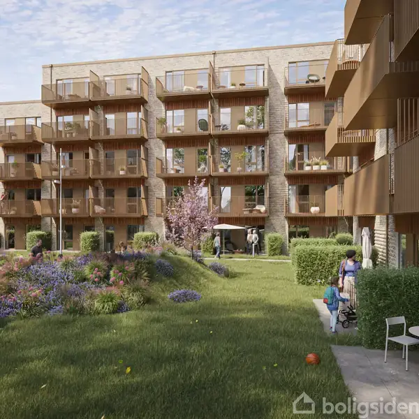 En moderne lejlighedsbygning med altaner strækker sig opad, mens folk roligt spadserer i en velplejet have med græs, blomsterbede og borde. Solen skinner i et bymæssigt miljø.
