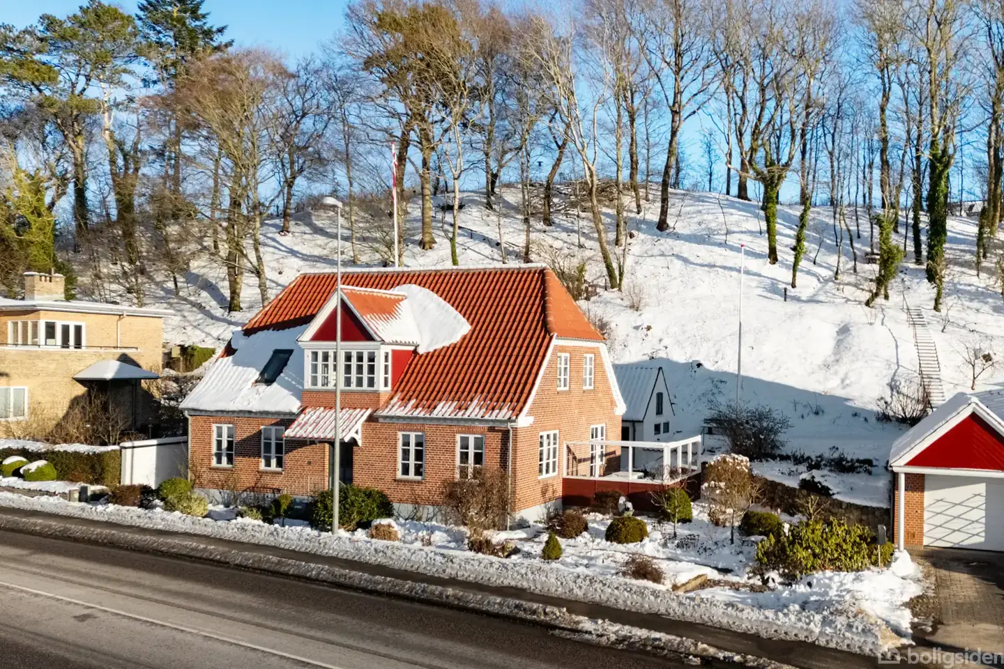 Smuk villa mellem fjord, skov og bymidte