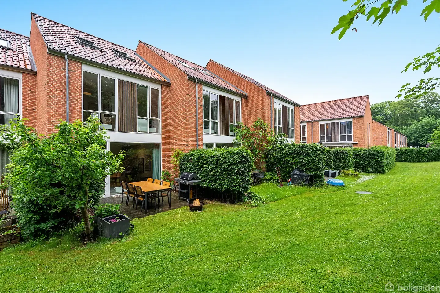 RÆKKEHUS MED PERFEKT PLANLØSNING OG HAVE DIREKTE UD TIL VESTVOLDEN.