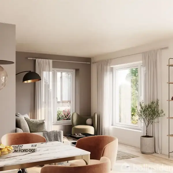 Spisebord med frugtskål og stole står i en lys stue. Vægplakat af Bauhaus, reol med bøger og planter dekorerer rummet. Stort vindue giver naturligt lys.