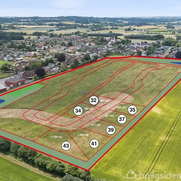 Grunden er opdelt i flere indrammede parceller med numre og areal, markeret med rød linje, omgivet af marker og en landsby i baggrunden. Tekst omfatter numre: 32, 34, 35, 37, 39, 41, 43.