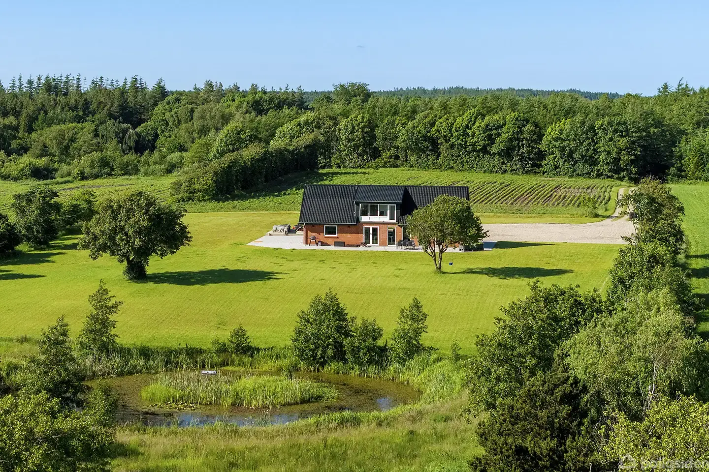 Her får man en ejendom i naturskønne omgivelser.