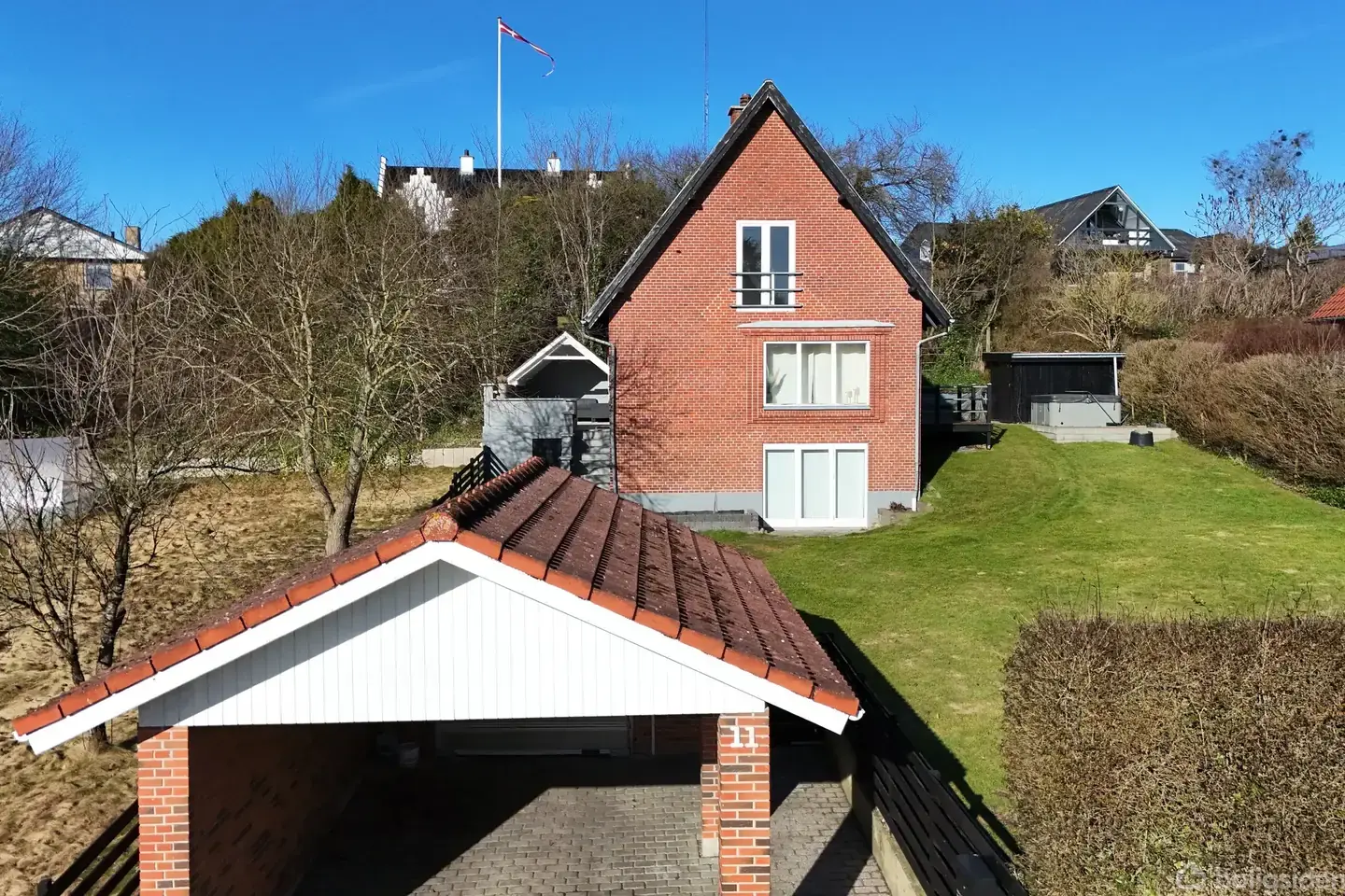 Villa i Hobro med skønne lyse rum og to badeværelser