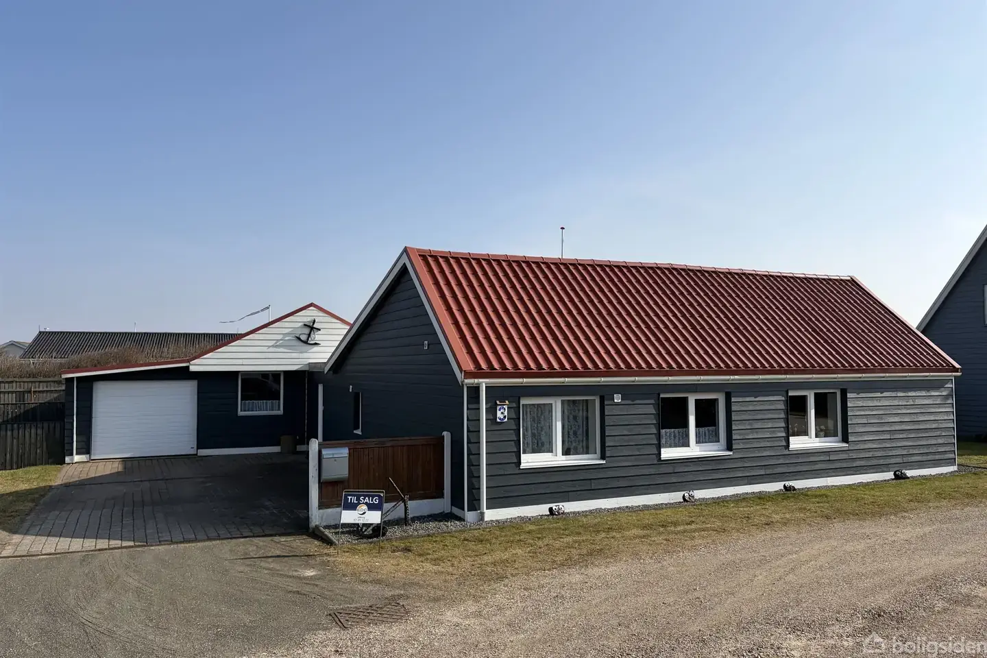 Villa med udbygninger og lukket gårdmiljø