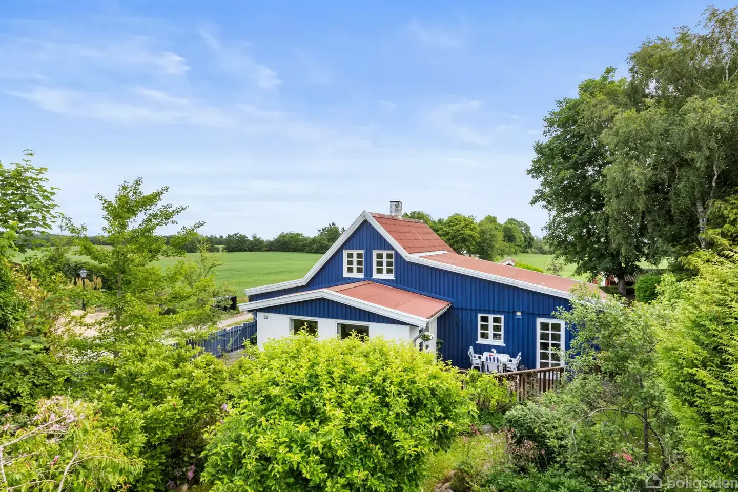 Landlig idyl med flot udsigt over markerne