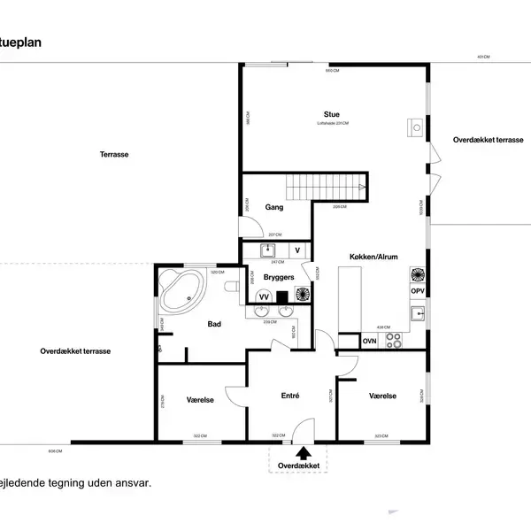 Plantegning viser stueplan med stue, køkken/alrum, to værelser, bad, bryggers og entré. Tre terrasser omgiver huset: en almindelig og to overdækkede. Tekst: "Stueplan", "Vejledende tegning uden ansvar".