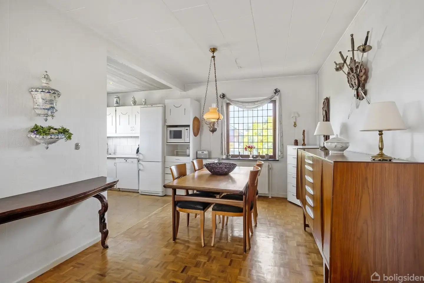Hele 156 m² med 66 m² kælder i børnevenligst kvarter til istandsættelse - Visning 5