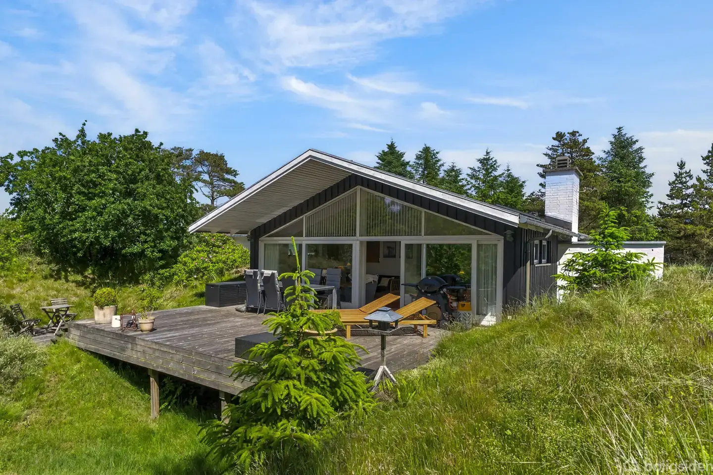 Stilfuldt og særdeles velindrettet sommerhus i populære Kryle Klit