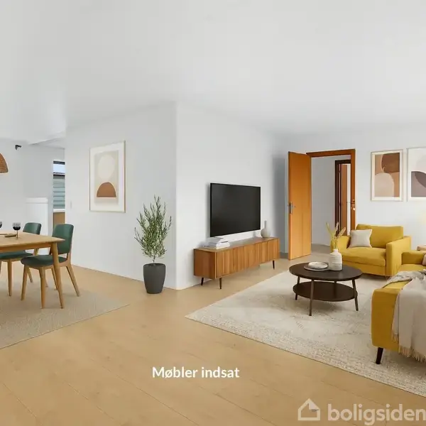 Sofaen står i en stue ved siden af et sofabord, med en TV-stander mod væggen. Spisebordet med stole er placeret til venstre. Tekst: "Møbler indsat".