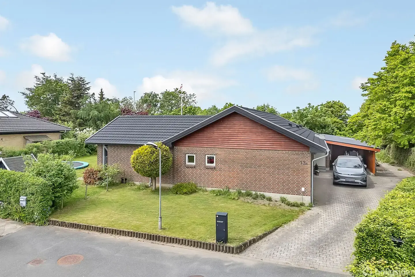 Moderniseret villa med skønne opholdsrum