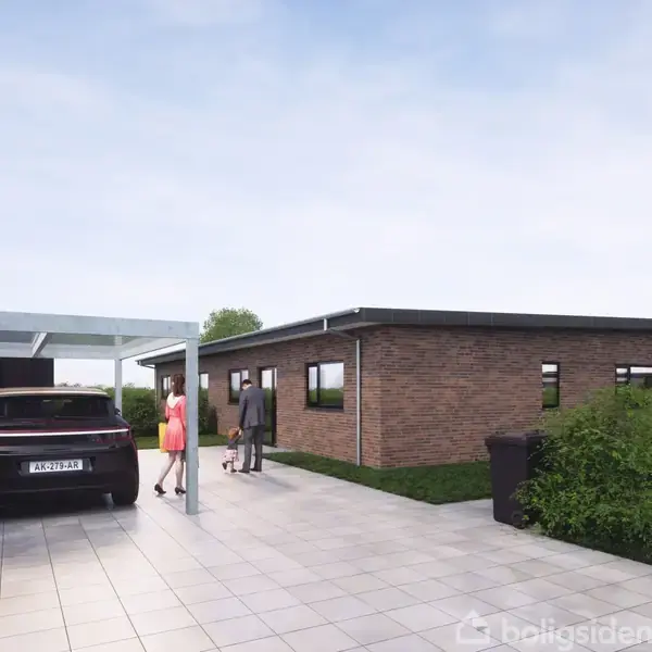 Bilen holder parkeret i en indkørsel foran et moderne, ens-etagers murstenshus. To personer går mod husets indgang. Omkring er der grønne buske og en klar himmel. Nummerplade: "123XY41".